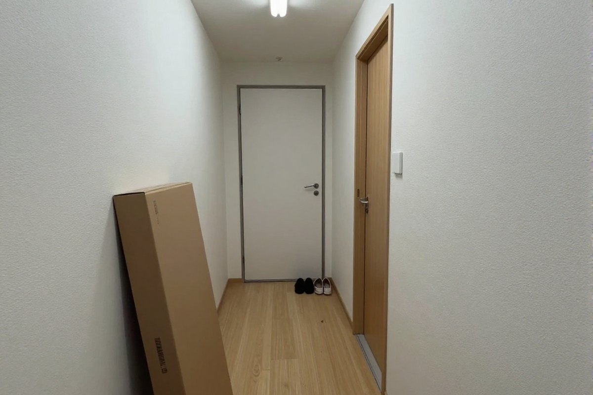 細い廊下の壁沿いに置かれた大きな平たい箱