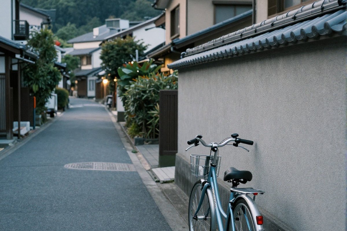 朝の住宅街の道に停めてある自転車