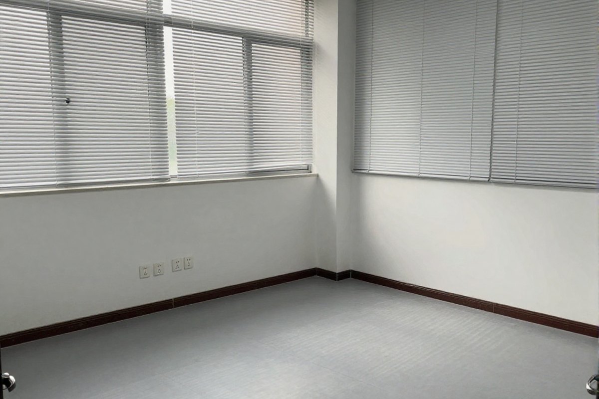 窓際の机に置かれたノートパソコンとマグカップ