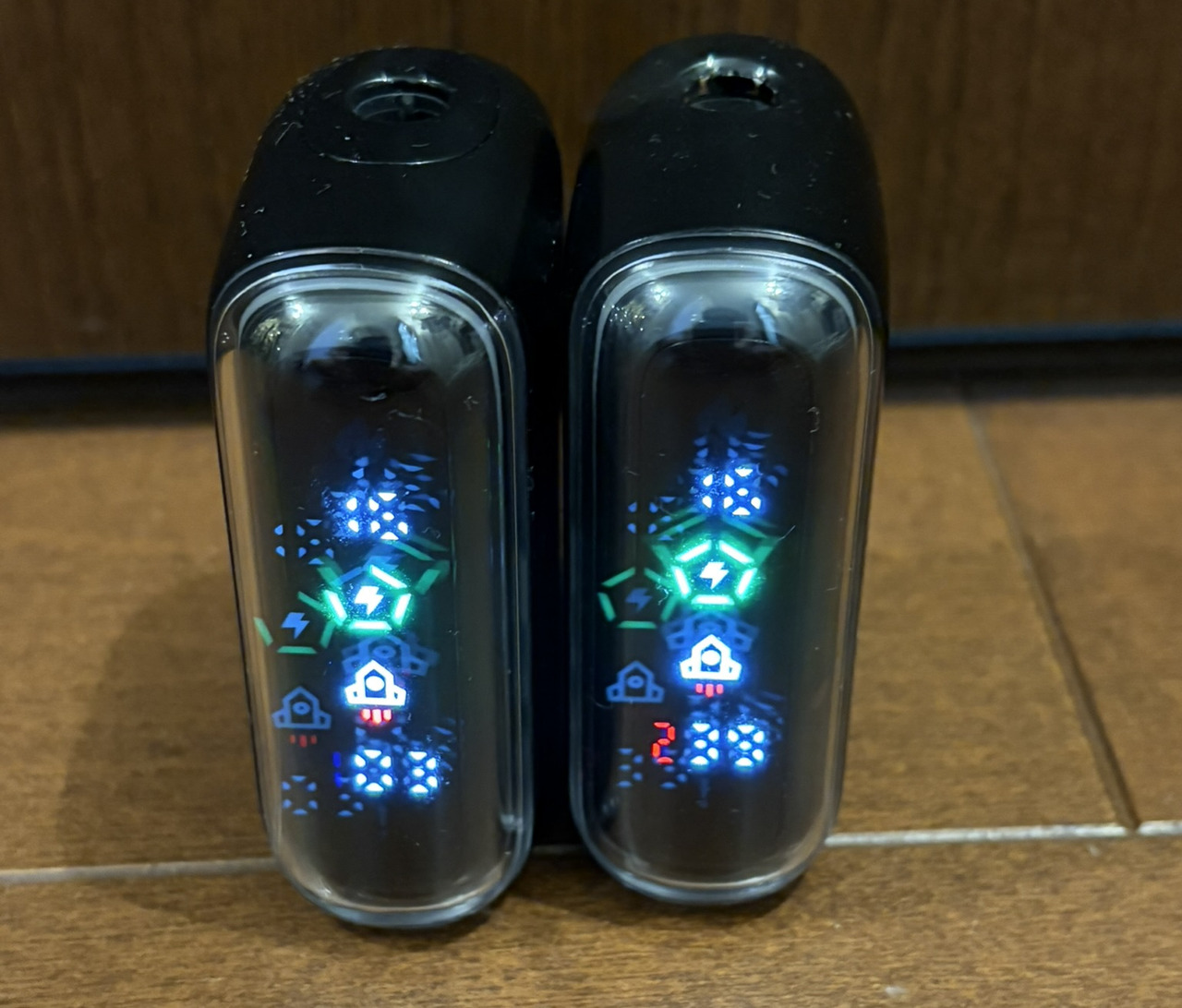 2台とも電源を入れたところ。表示はどちらも点灯する