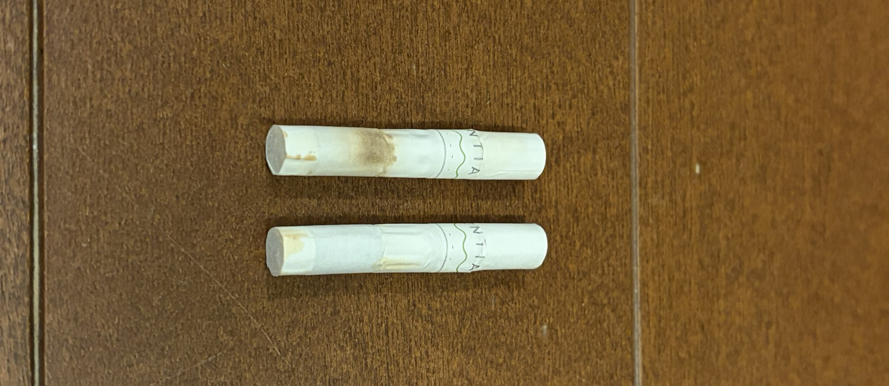 吸い終わったスティック2本。上はFasoulで2回目まで吸ったもので中央まで焦げている。下はイルマだけで吸ったもの